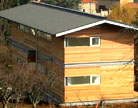 Maison en acier et en bois dans un verger (69).