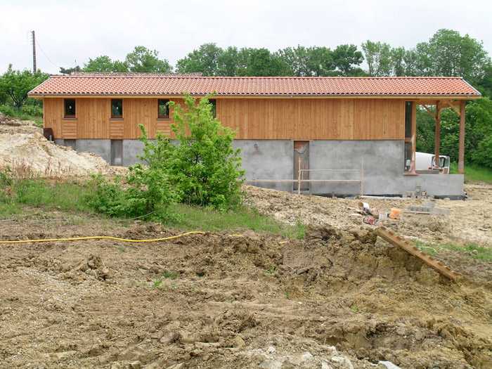 maison facade bois en construction avec terrain
