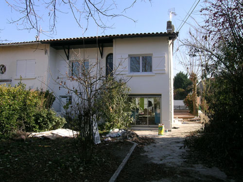 facade maison avec jardin et baies alu