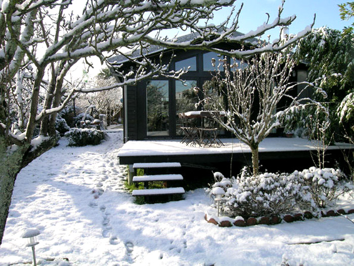 facade maison bois avec terrase et jardin