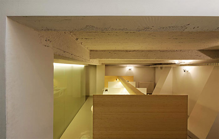 bureau sous plafond en béton