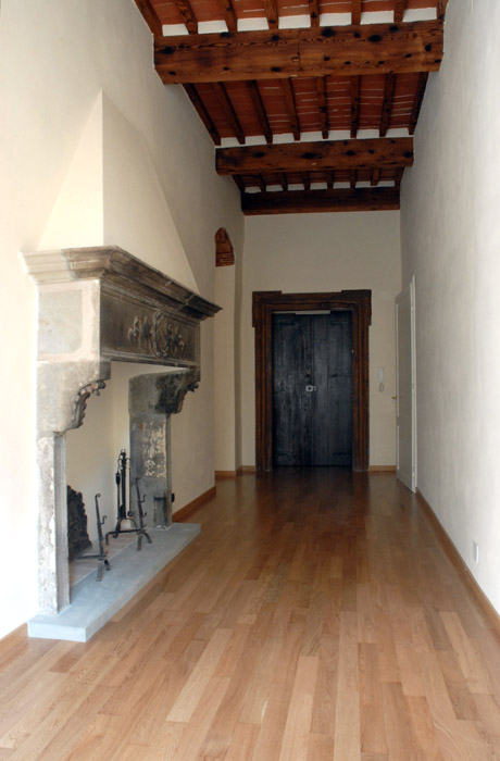 couloir avec cheminée en pierre