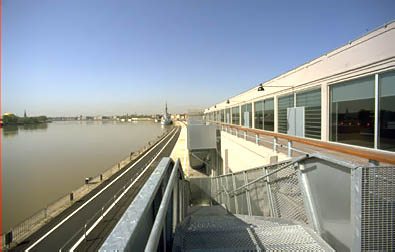 vue baie vitr�e hangar