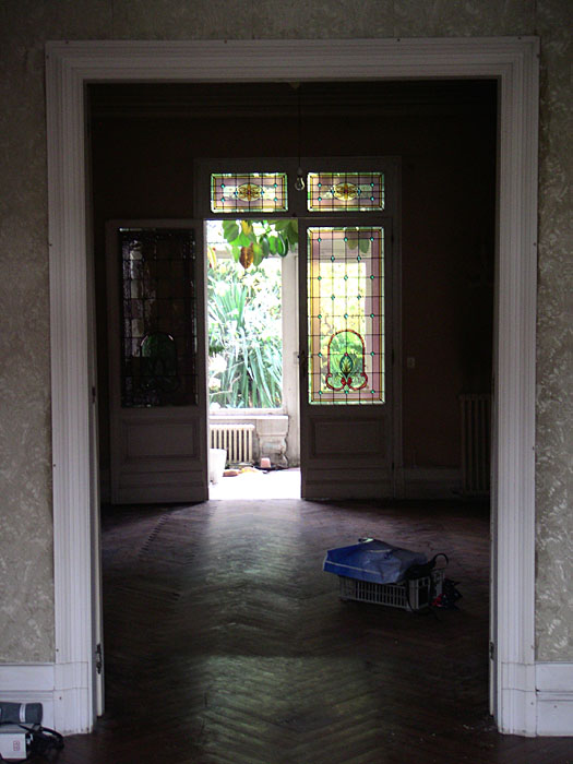 int�rieur, porte avec vitrail