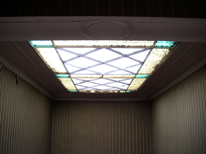 plafond avec vitrail