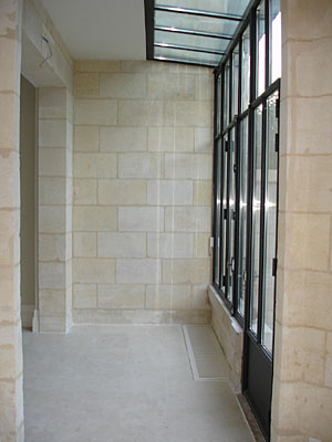 couloir avec baie vitr�e