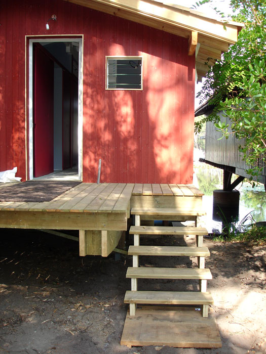 terrasse de cabane sur berge