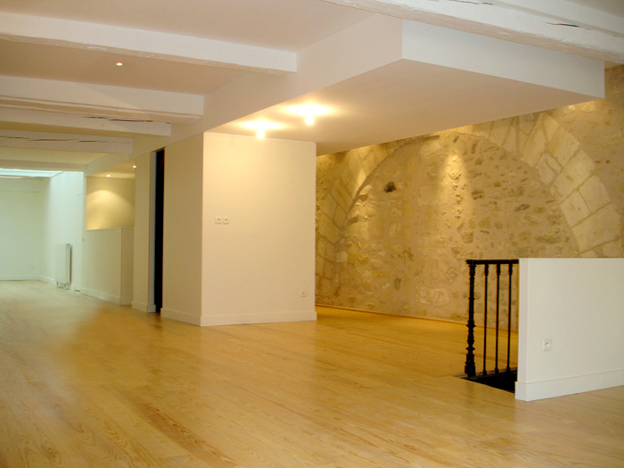 �clairage, parquet, mur en pierre