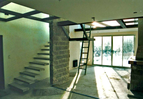 pièce vitrée avec escalier apparent