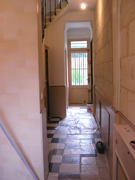 rénovation couloir mur pierre