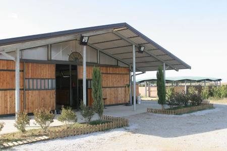 Ecuries, centre de dressage et d'�levage de chevaux : Batiment principal/Brice