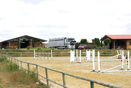Ecuries, centre de dressage et d'�levage de chevaux : Vued'ensemble/Brice